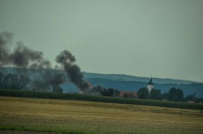 Deiningen: Pkw brennt auf Landstrasse komplett aus